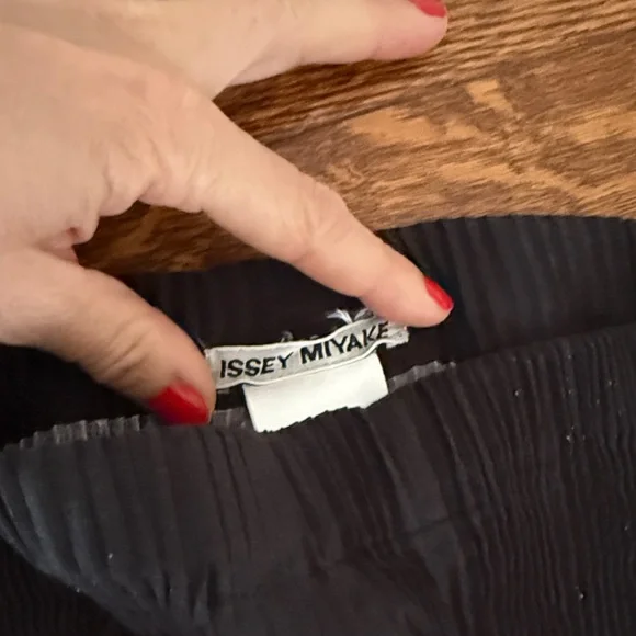 Issey Miyake Black Pleated Ribbed Leggings with White Trim - Picture 3 of 3